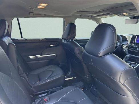 Used 2023 Toyota Highlander XLE FWD image 20
