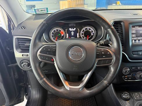 Used 2019 Jeep Cherokee Latitude Plus w/ Cold Weather Group AWD/4WD image 19