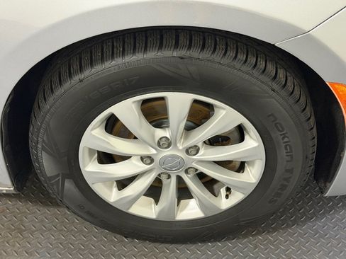 Used 2017 Chrysler Pacifica Touring-L FWD image 18