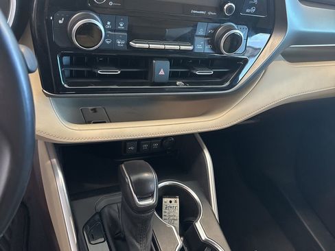 Used 2021 Toyota Highlander XLE image 5