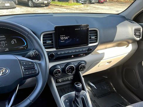 Used 2024 Hyundai Venue Limited image 7