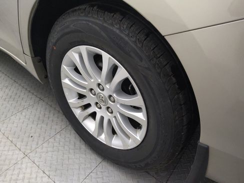 Used 2017 Toyota Sienna XLE image 31