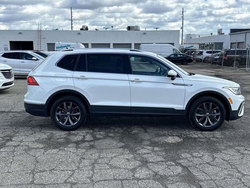 Used 2023 Volkswagen Tiguan SE w/ Panoramic Sunroof Package image 6