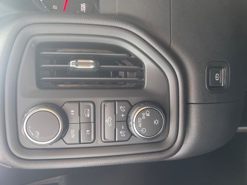 Used 2024 Chevrolet Silverado 1500 Custom image 17