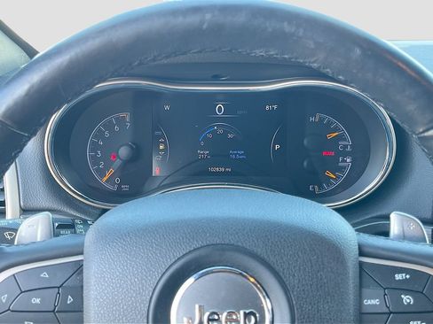 Used 2017 Jeep Grand Cherokee Laredo AWD/4WD image 12
