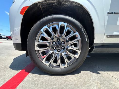 Used 2024 GMC Yukon Denali Ultimate AWD/4WD image 6