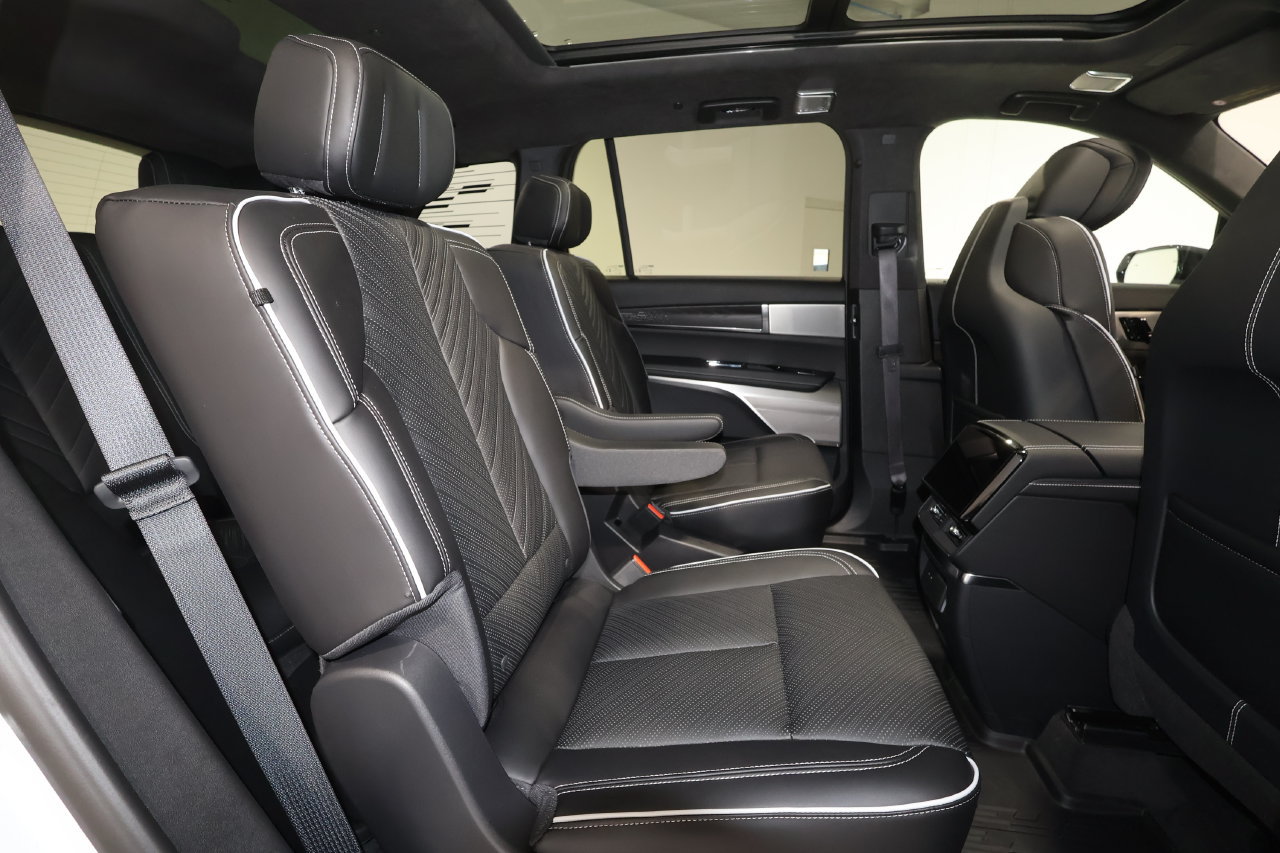 Used 2026 Cadillac Vistiq Platinum w/ LPO, Floor Liner Package AWD/4WD image 26