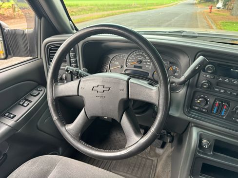 Used 2005 Chevrolet Silverado 2500 LS image 19