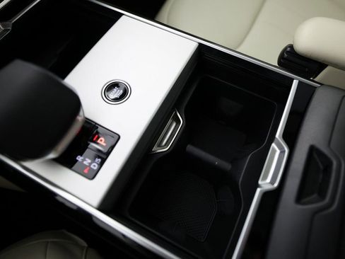 Used 2025 Land Rover Range Rover SE image 41