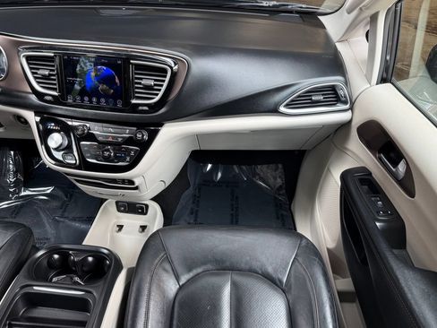 Used 2019 Chrysler Pacifica Touring-L FWD image 23