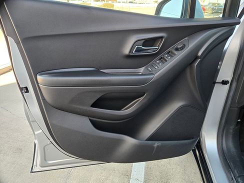 Certified 2022 Chevrolet Trax LT w/ LT Convenience Package image 11