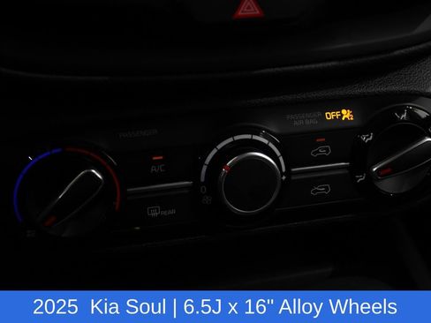 Used 2025 Kia Soul LX w/ LX Technology Package FWD image 21