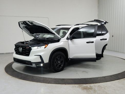 Used 2025 Honda Pilot TrailSport image 12