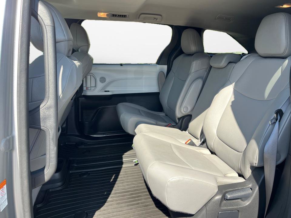 Used 2025 Toyota Sienna XLE FWD image 13