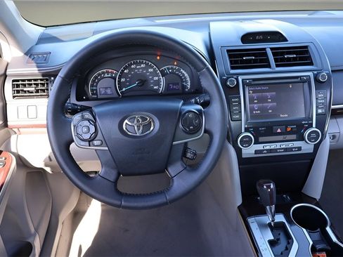Used 2014 Toyota Camry XLE image 12