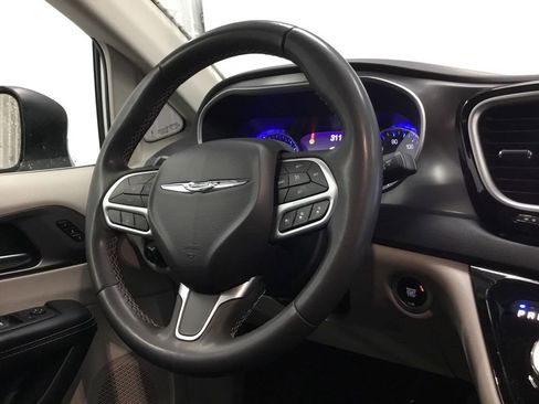 Used 2023 Chrysler Pacifica Touring-L image 36