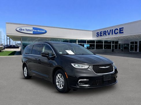 Used 2023 Chrysler Pacifica Touring-L FWD image 2
