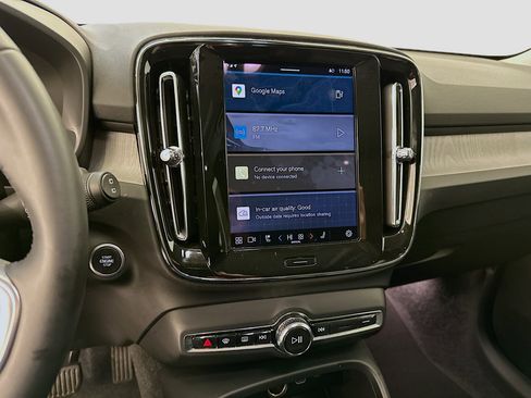 Used 2025 Volvo XC40 B5 Plus image 26