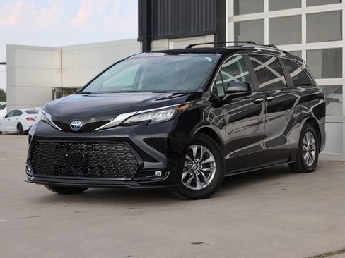 Used 2023 Toyota Sienna XLE FWD image 3