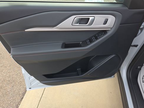 Used 2025 Ford Explorer Active w/ Active Comfort Package image 11