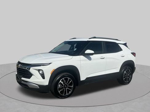 Used 2025 Chevrolet TrailBlazer LT AWD/4WD image 2