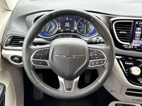 Used 2023 Chrysler Pacifica Touring-L image 23