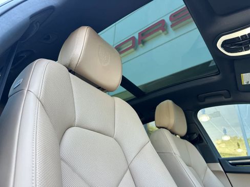Certified 2025 Porsche Macan AWD/4WD image 18