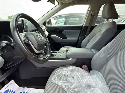 Used 2022 Toyota Highlander LE image 4
