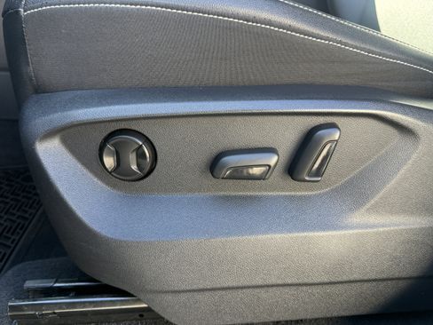 Used 2020 Volkswagen Atlas Cross Sport SE image 25