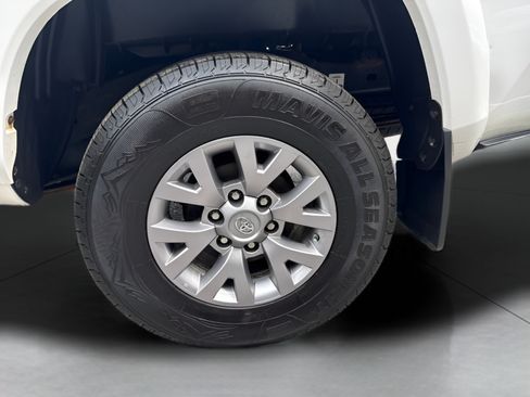 Used 2018 Toyota Tacoma SR5 AWD/4WD image 8
