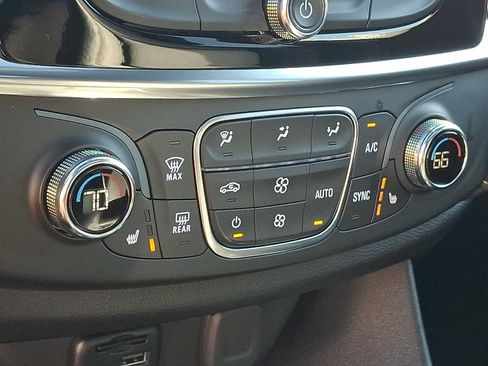 Used 2023 Chevrolet Traverse LT w/ LT Premium Package AWD/4WD image 17