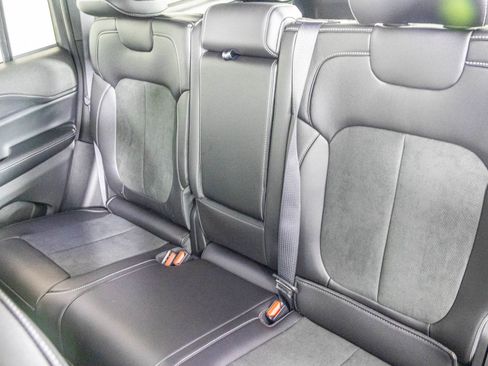 New 2025 Jeep Grand Cherokee Altitude image 30