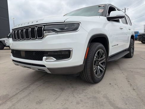 Used 2022 Jeep Wagoneer Series II w/ Convenience Group I image 3