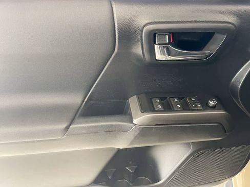 Used 2017 Toyota Tacoma TRD Sport w/ Tow Package (A/T) image 13