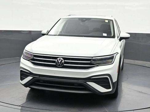 Used 2023 Volkswagen Tiguan SE w/ Panoramic Sunroof Package FWD image 9