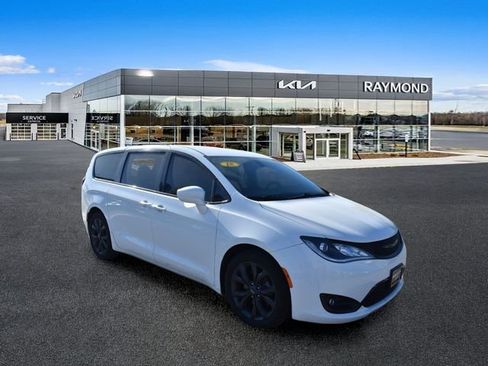Used 2018 Chrysler Pacifica Touring Plus w/ S Appearance Package FWD image 1