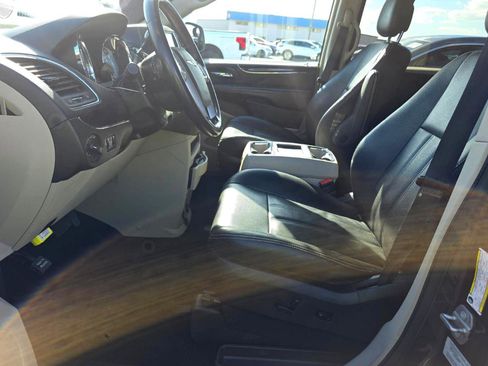 Used 2016 Chrysler Town & Country Touring image 10