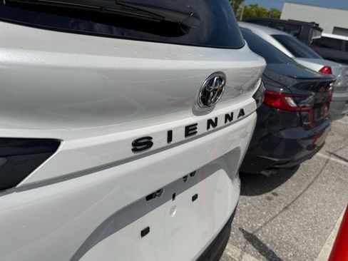 Used 2026 Toyota Sienna XLE FWD image 9