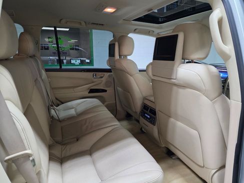 Used 2013 Lexus LX 570 4WD w/ Luxury Pkg w/Pre-crash image 25