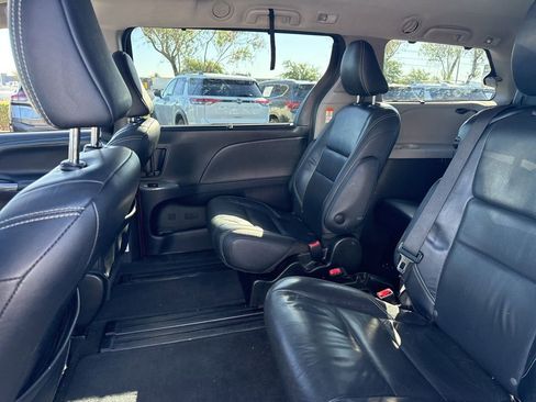 Used 2018 Toyota Sienna SE Premium w/ Carpet Mat Package FWD image 16