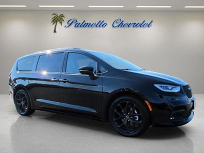 Used 2025 Chrysler Pacifica Limited