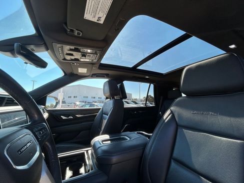 Used 2021 GMC Yukon Denali w/ Denali Premium Package image 12