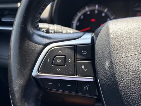 Used 2021 Toyota Highlander LE FWD image 19