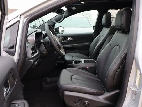 New 2026 Chrysler Pacifica Select image 10