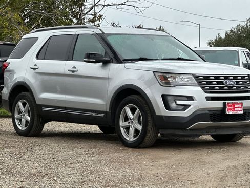 Used 2017 Ford Explorer XLT image 10