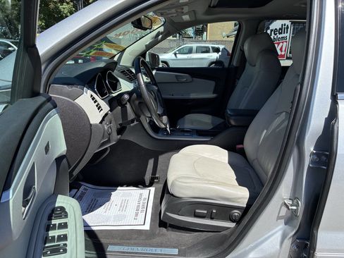 Used 2009 Chevrolet Traverse LTZ FWD image 3