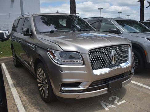 Used 2019 Lincoln Navigator Reserve AWD/4WD image 3