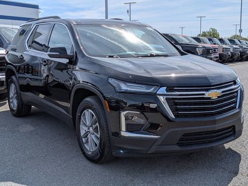 Used 2022 Chevrolet Traverse LT image 2