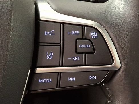 Used 2021 Toyota Highlander XLE AWD/4WD image 22