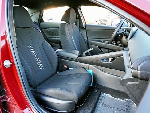 Used 2025 Hyundai Elantra Sport image 12